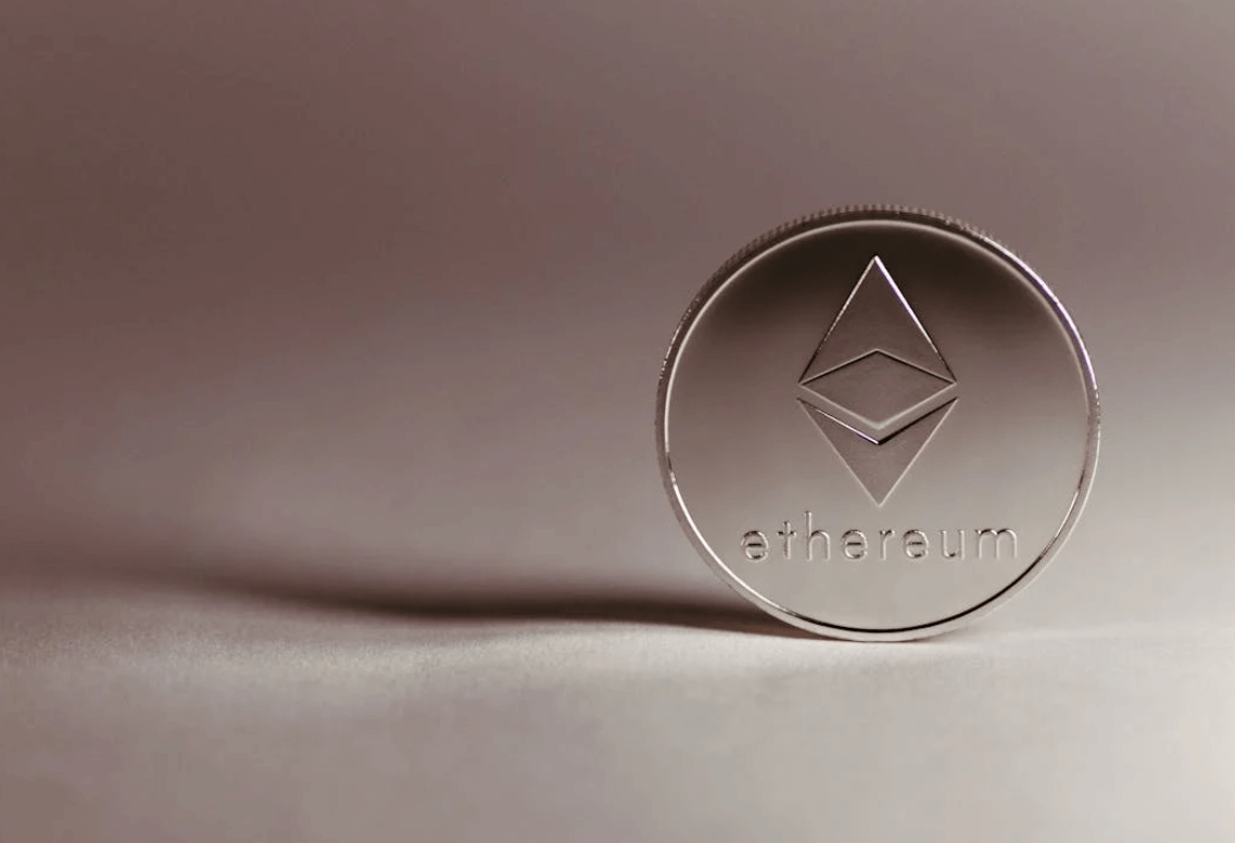 资金轮动大戏：以太坊突破4900美元创历史新高，分析师警示“比特币疲惫，以太坊正盛”